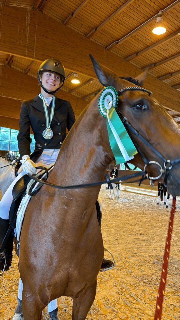 Julia Molina, bachillerato Albaydar, subcampeona de doma clçasica